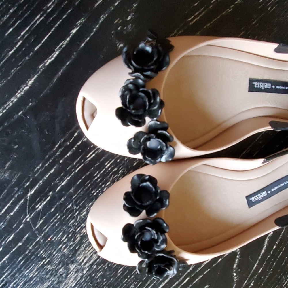 Melissa shoes beige and black very cute. - Picture 7 of 8